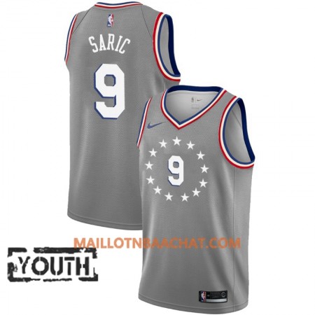 Maillot NBA Philadelphia 76ers Dario Saric 9 2018-19 Nike City Edition Gris Swingman - Enfant Maillot NBA Philadelphia 76ers Dario Saric 9 2018-19 Nike City Edition Gris Swingman - Enfant